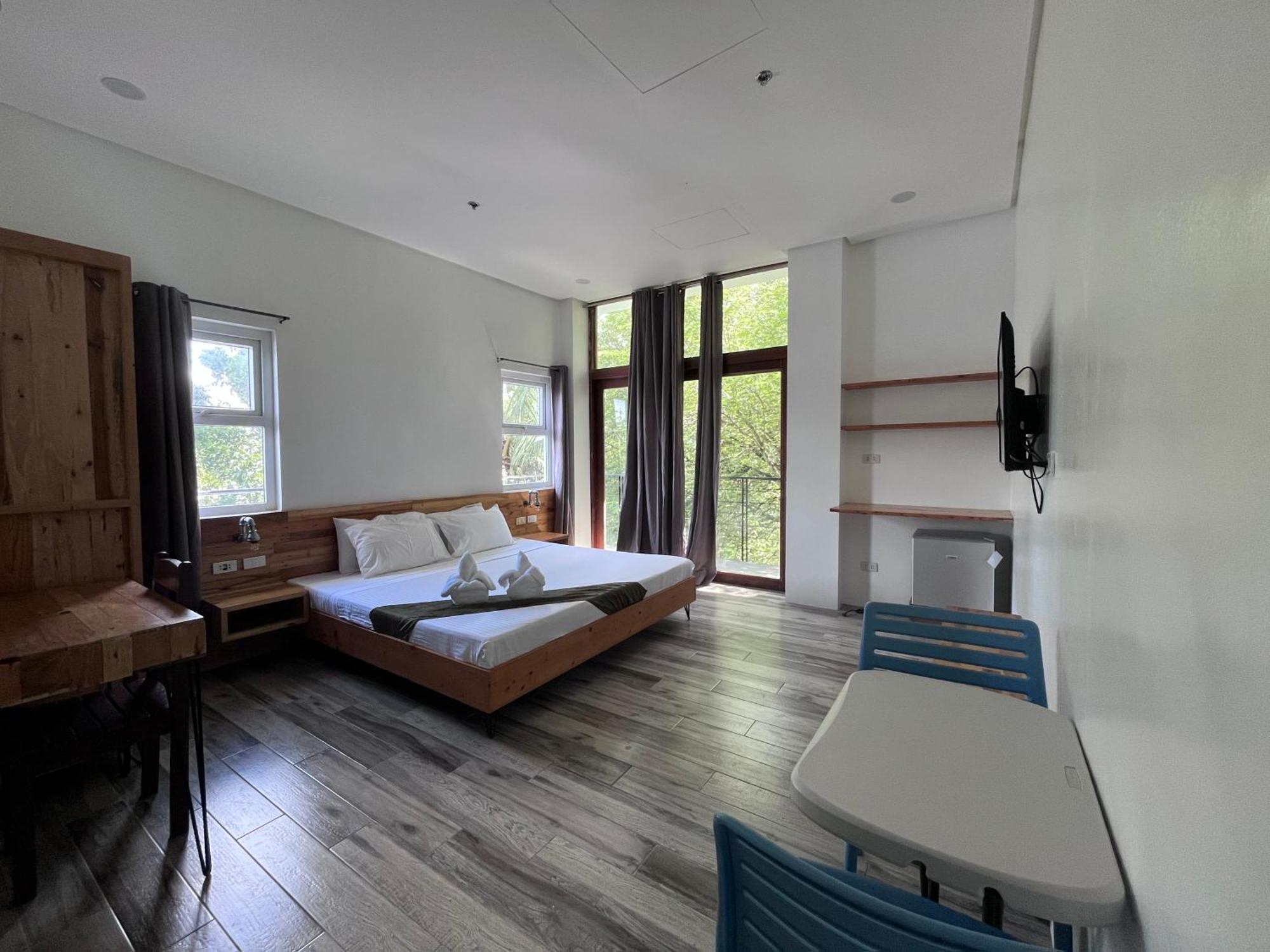 Blue Lagoon Inn & Suites Puerto Princesa Екстериор снимка