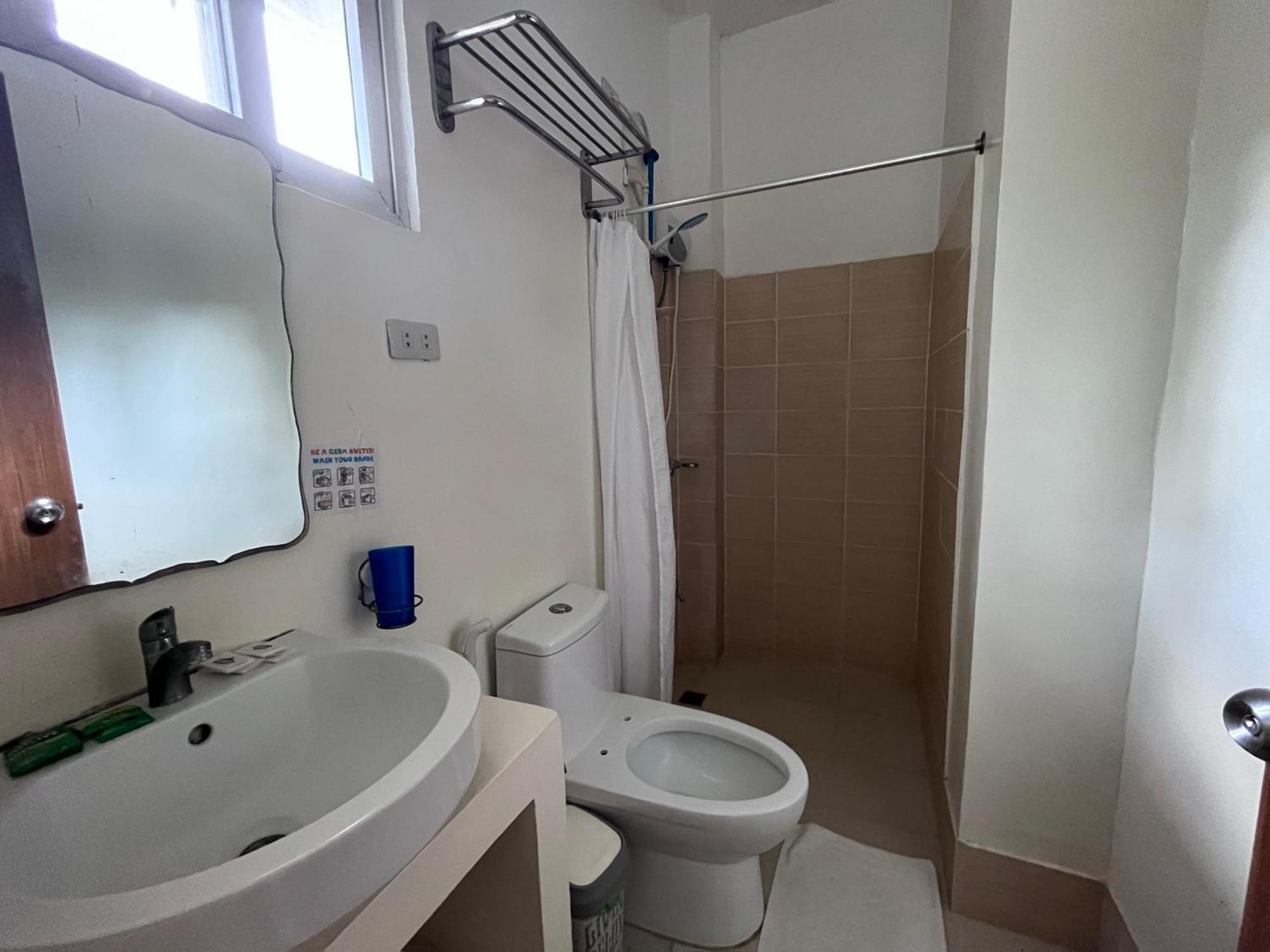 Blue Lagoon Inn & Suites Puerto Princesa Екстериор снимка