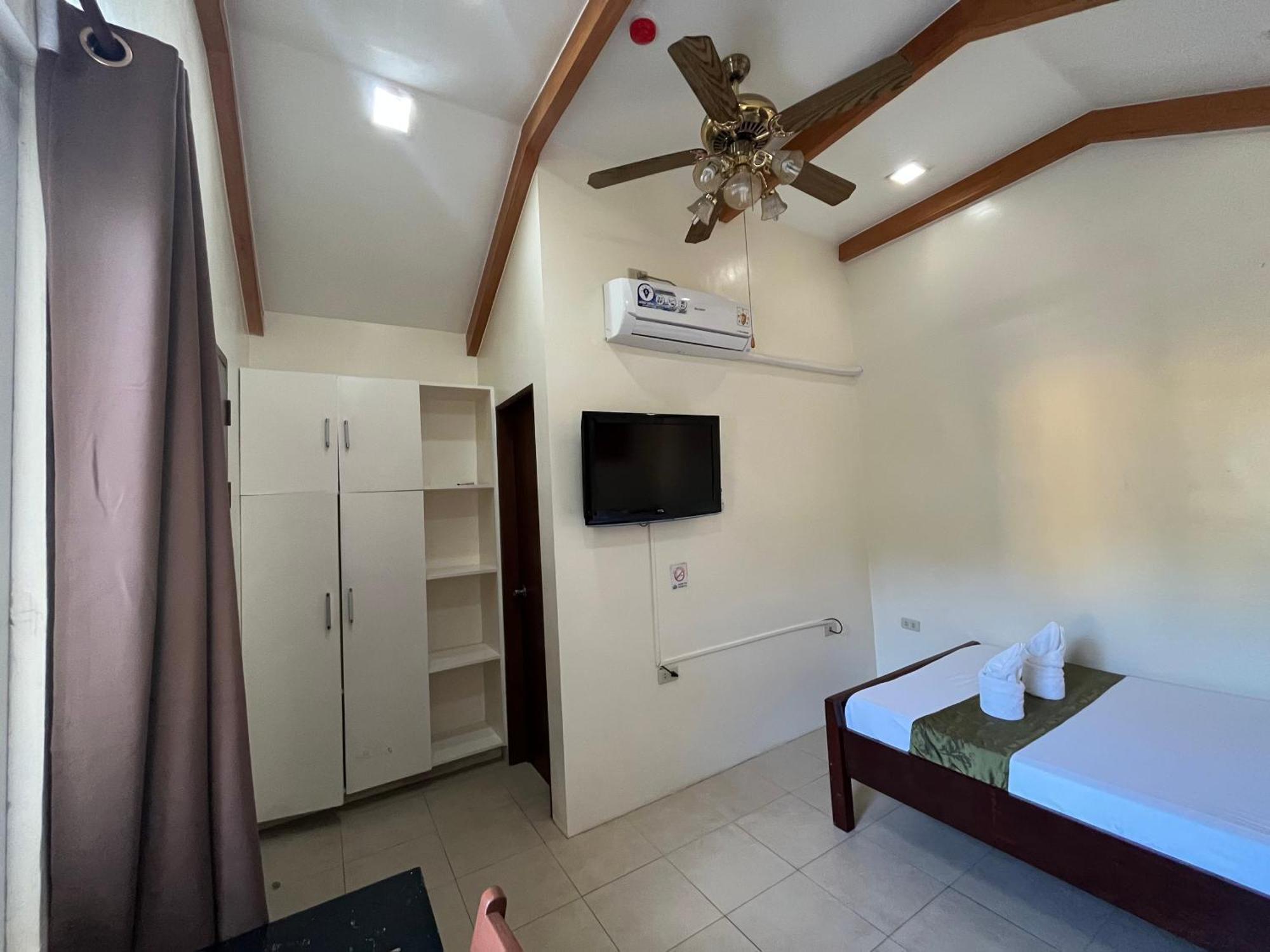 Blue Lagoon Inn & Suites Puerto Princesa Екстериор снимка